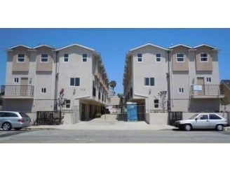 Neptune Townhomes in Wilmington, CA - Foto de edificio