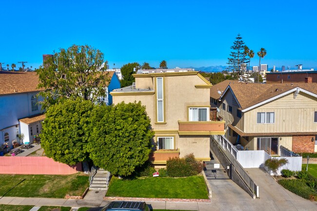 Centinela Apartments in Los Angeles, CA - Building Photo - Building Photo