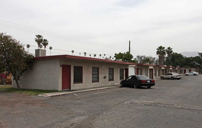 116 Iowa Ave in Riverside, CA - Foto de edificio - Building Photo