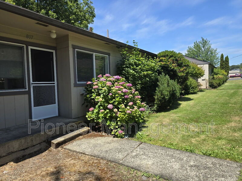 807 NE Alameda Ave in Roseburg, OR - Building Photo