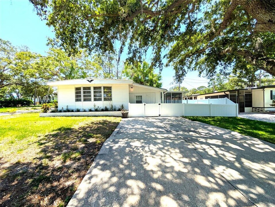 12596 143rd St in Largo, FL - Building Photo