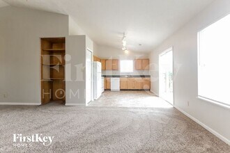 2215 Rolling Oak Dr in Indianapolis, IN - Foto de edificio - Building Photo