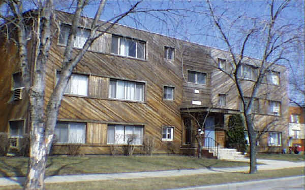 2000 Williamsburg Dr in Waukegan, IL - Building Photo