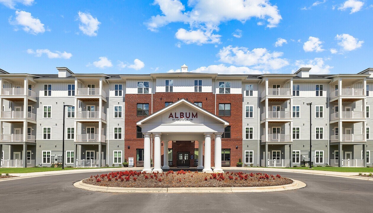 Album Matthews 55+ Active Adult Apartments in Matthews, NC - Foto de edificio