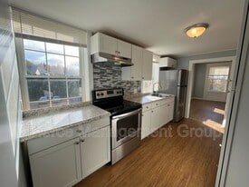 6 Old Chester Rd in Derry, NH - Building Photo