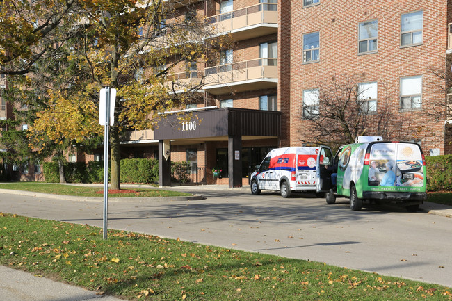 1100 Courtland Ave in Kitchener, ON - Building Photo - Building Photo