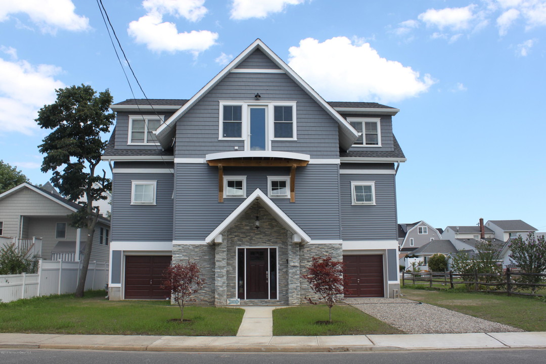 25 Riverdale Ave in Monmouth Beach, NJ - Building Photo