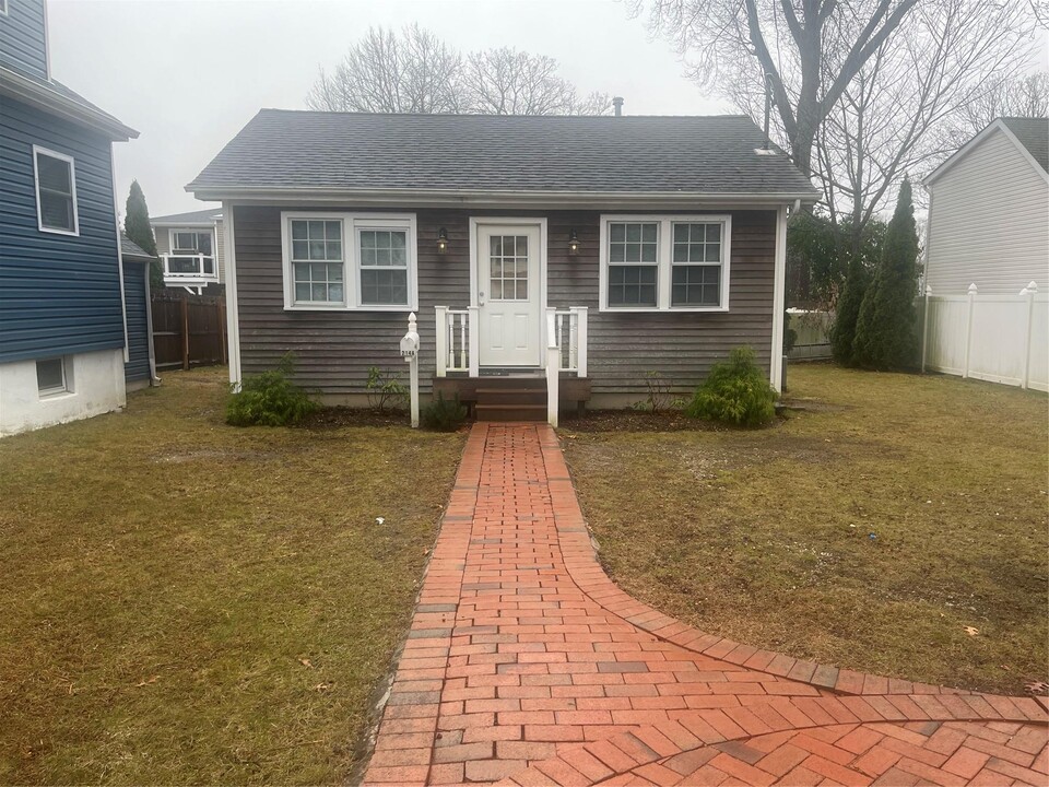 214 Douglas Ave in West Islip, NY - Building Photo