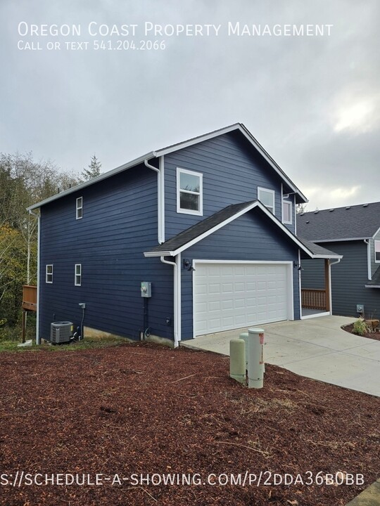 4265 Sequoia Loop in Tillamook, OR - Building Photo