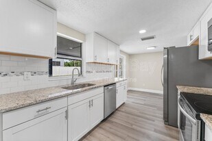 6121 N Falkenburg Rd in Tampa, FL - Building Photo