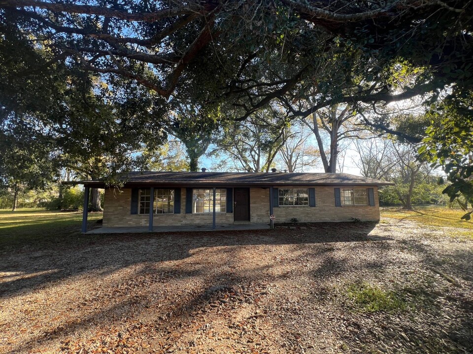 29074 S Range Rd in Livingston, LA - Foto de edificio