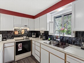 16445 Ambaum Blvd S, Unit A in Burien, WA - Foto de edificio - Building Photo