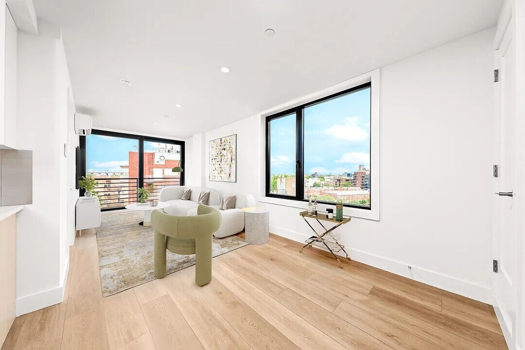 23-33-33 Astoria Blvd in Queens, NY - Building Photo