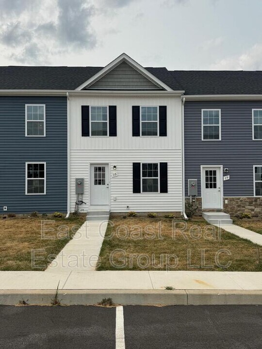 15 Snowdrop Ct in Kearneysville, WV - Building Photo