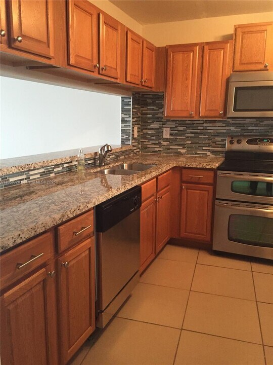 10288 NW 9th St in Miami, FL - Building Photo
