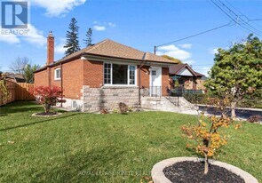 35 Archwood Crescent in Toronto, ON - Building Photo