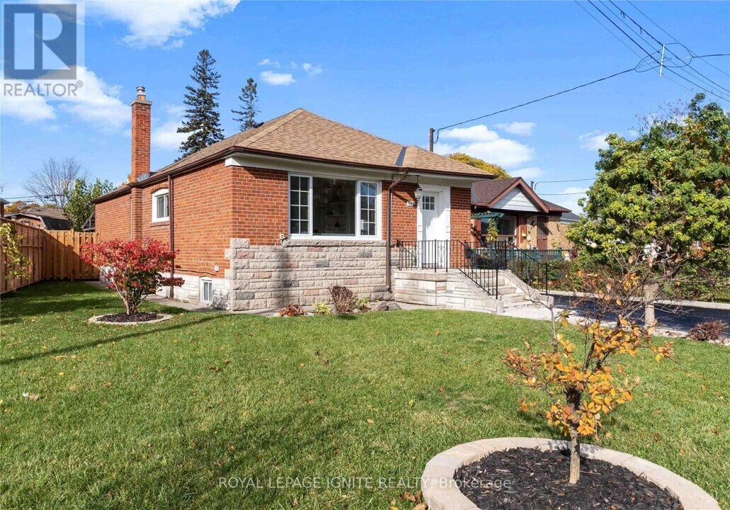 35 Archwood Crescent in Toronto, ON - Building Photo