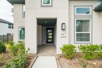 11 Mariposa Wds Dr in Tomball, TX - Building Photo - Building Photo