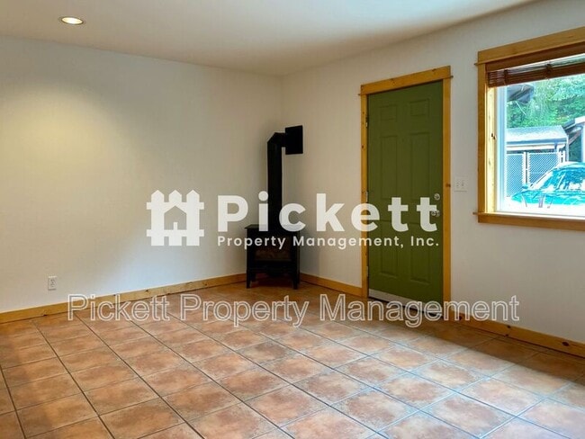 4673 NW Walgren Dr in Silverdale, WA - Building Photo - Building Photo