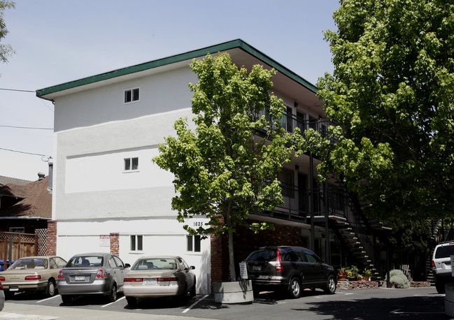 1625 Woolsey St in Berkeley, CA - Foto de edificio - Building Photo