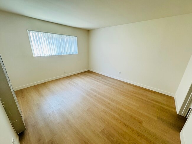 11260 Westminster Ave in Los Angeles, CA - Foto de edificio - Building Photo