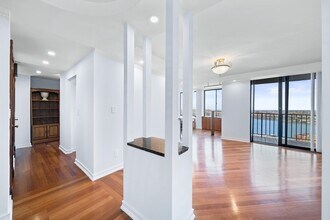 200 Winston Dr in Cliffside Park, NJ - Building Photo - Building Photo