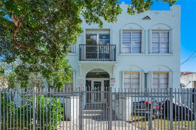 301 SW 10th Ave in Miami, FL - Building Photo - Building Photo