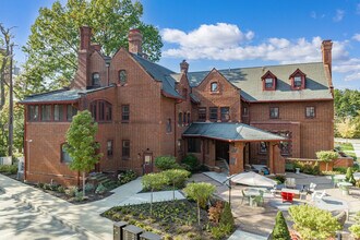 College Club Apartments in Cleveland Heights, OH - Foto de edificio - Building Photo