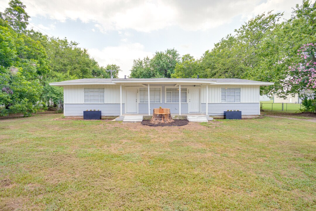 104 W Reno Rd, Unit 106 W Reno in Azle, TX - Building Photo