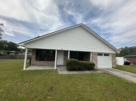 975 Yale Ct in Hinesville, GA - Building Photo
