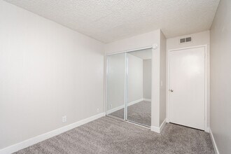 The Elms Apartments in Sacramento, CA - Foto de edificio - Building Photo