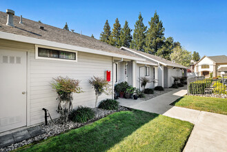 Santa Paula Commons in Modesto, CA - Foto de edificio - Building Photo