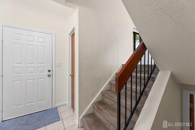 65 Diamond Ln in Old Bridge, NJ - Foto de edificio - Building Photo