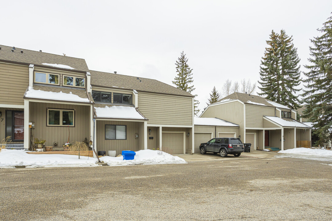 8203 Silver Springs Rd NW in Calgary, AB - Building Photo