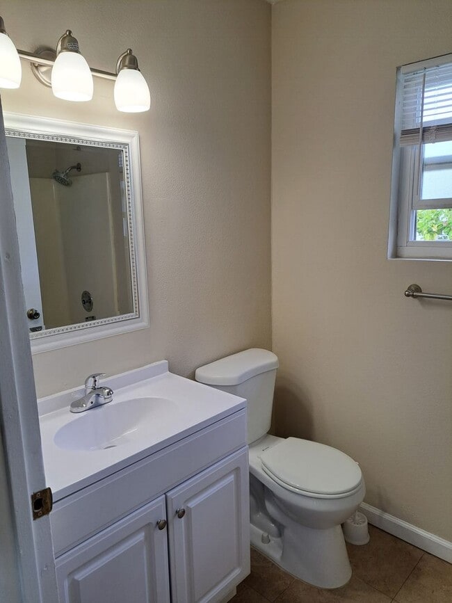 1835 Carmona Ave in Los Angeles, CA - Building Photo - Building Photo