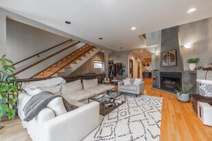 1220 W Augusta Blvd, Unit 2 in Chicago, IL - Building Photo