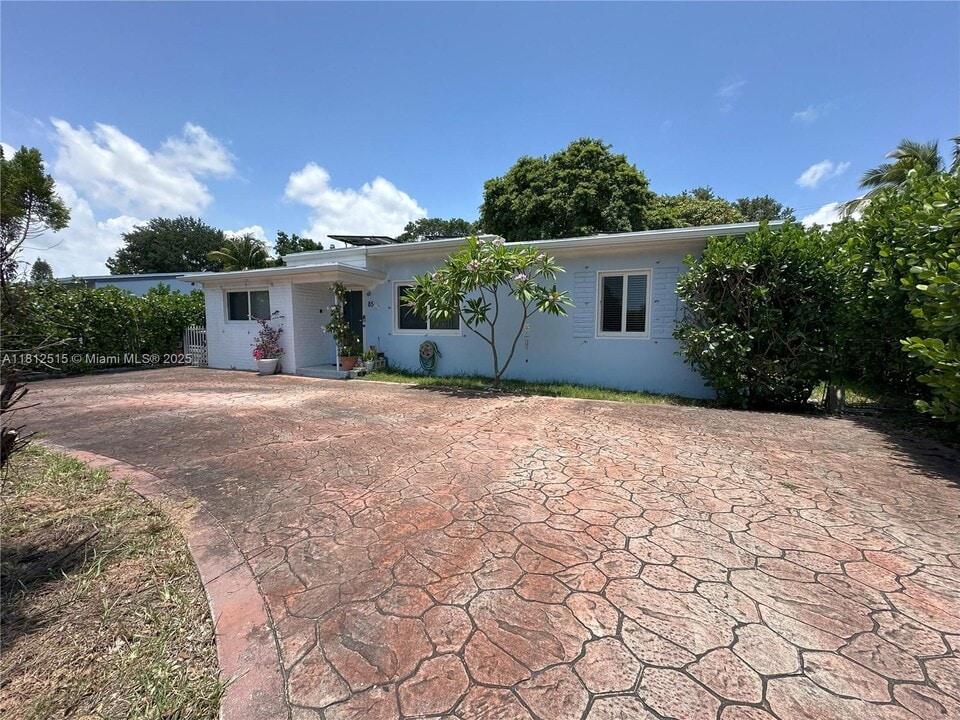 85 NW 126th St in North Miami, FL - Building Photo