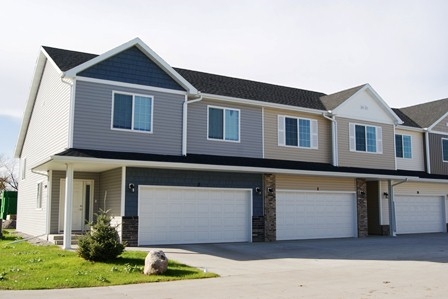 Montgomery Homestead Townhomes in West Fargo, ND - Building Photo