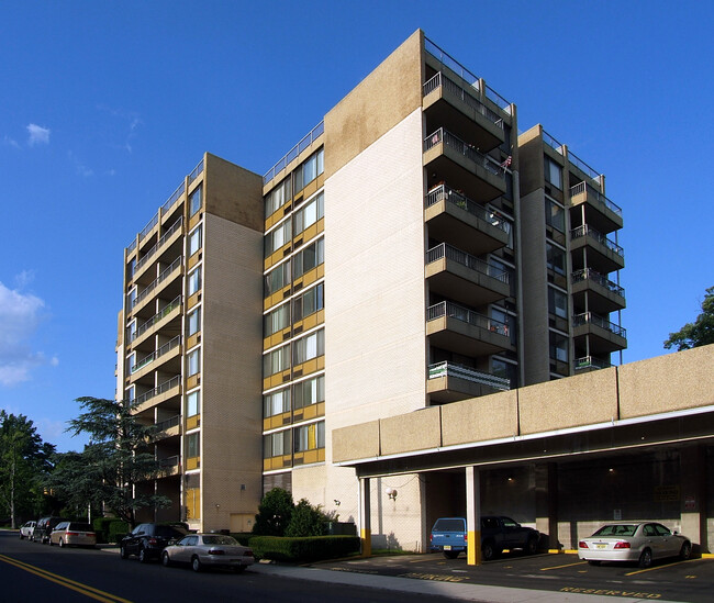 Savoy Plaza in Cliffside Park, NJ - Building Photo - Building Photo