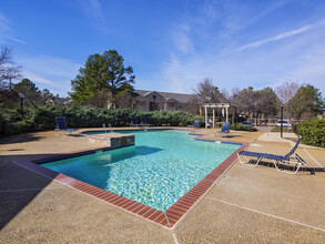 Southcrest Lake in Southaven, MS - Building Photo - Building Photo