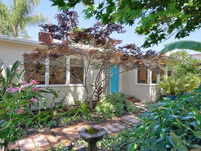 2696 Land Park Dr in Sacramento, CA - Building Photo - Building Photo