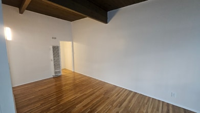 11032 Moorpark St in Los Angeles, CA - Foto de edificio - Building Photo