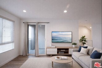 13137 W Lumina Way in Los Angeles, CA - Building Photo - Building Photo