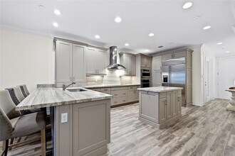 105 Isle of Venice Dr in Fort Lauderdale, FL - Building Photo - Building Photo