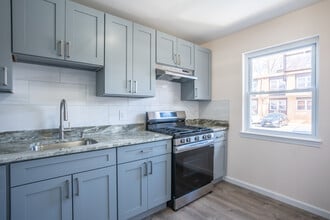 Mansard Gardens in Bayonne, NJ - Foto de edificio - Interior Photo