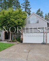 14190 Amberwood Cir in Lake Oswego, OR - Building Photo