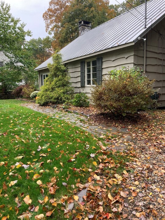 25 Sandstrom Rd in Washington, CT - Building Photo
