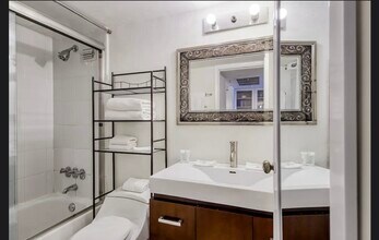 19201 Collins Ave, Unit 123 in Sunny Isles Beach, FL - Foto de edificio - Building Photo