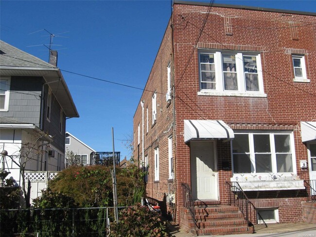 152 Garfield Ave in Mineola, NY - Building Photo - Building Photo