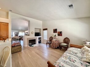 2351 Fairhaven Dr in Hollister, CA - Foto de edificio - Building Photo